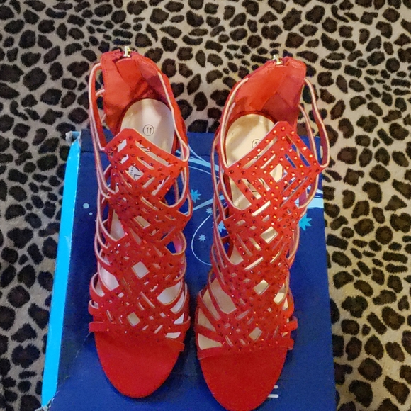 Rouge Princess Heels. - Picture 2 of 6